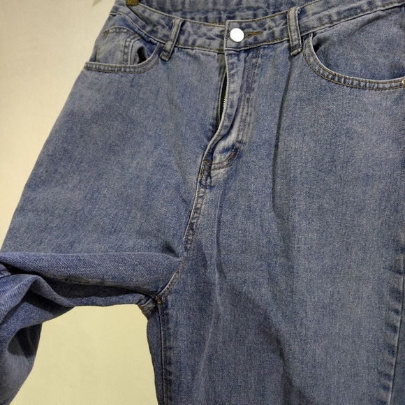 Shein | Butterfly Graphic Blue Jeans - Picture 4 of 9